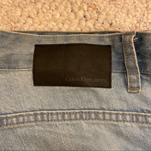 Men’s Calvin Klein Slim Straight Light-wash Jeans - Picture 5 of 6